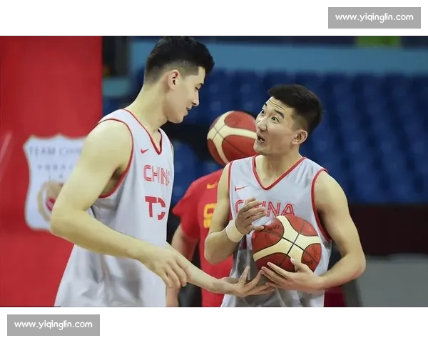 姚明看台专注观赛引热议中国篮球传奇静观赛场风云与新星崛起见证未来